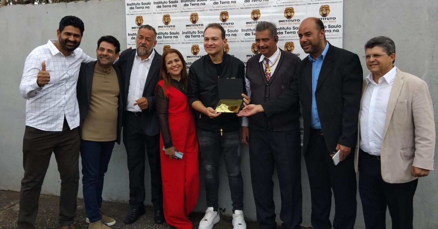 Davi Sacer ao centro com participantes do 1º ALMOÇO PARA PASTORES