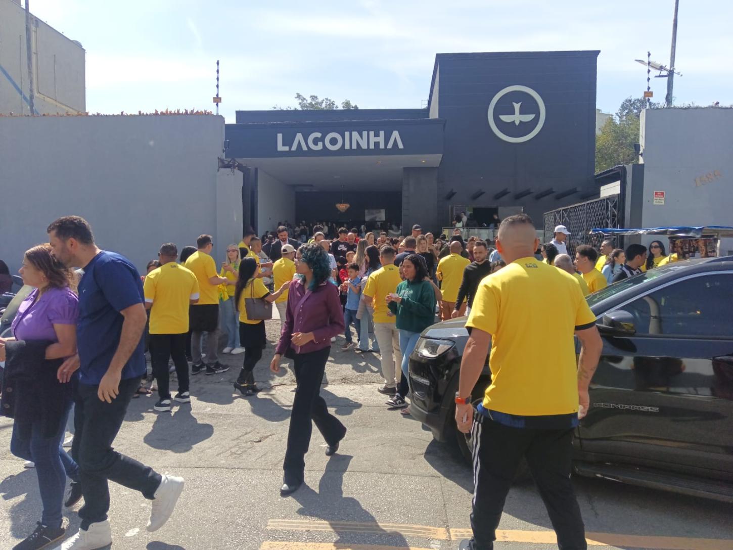 Aglomeração em frente a Igreja Lagoinha