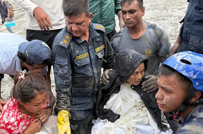 Mulher e homem são resgatados com vida 10 dias após deslizamentos no Nepal
